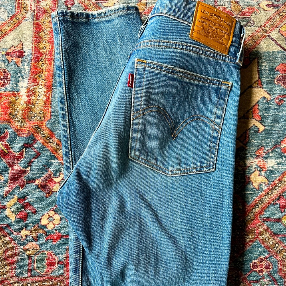 Levi wedgie cut | medium wash denim | skinny leg | high rise mom jeans | W26”